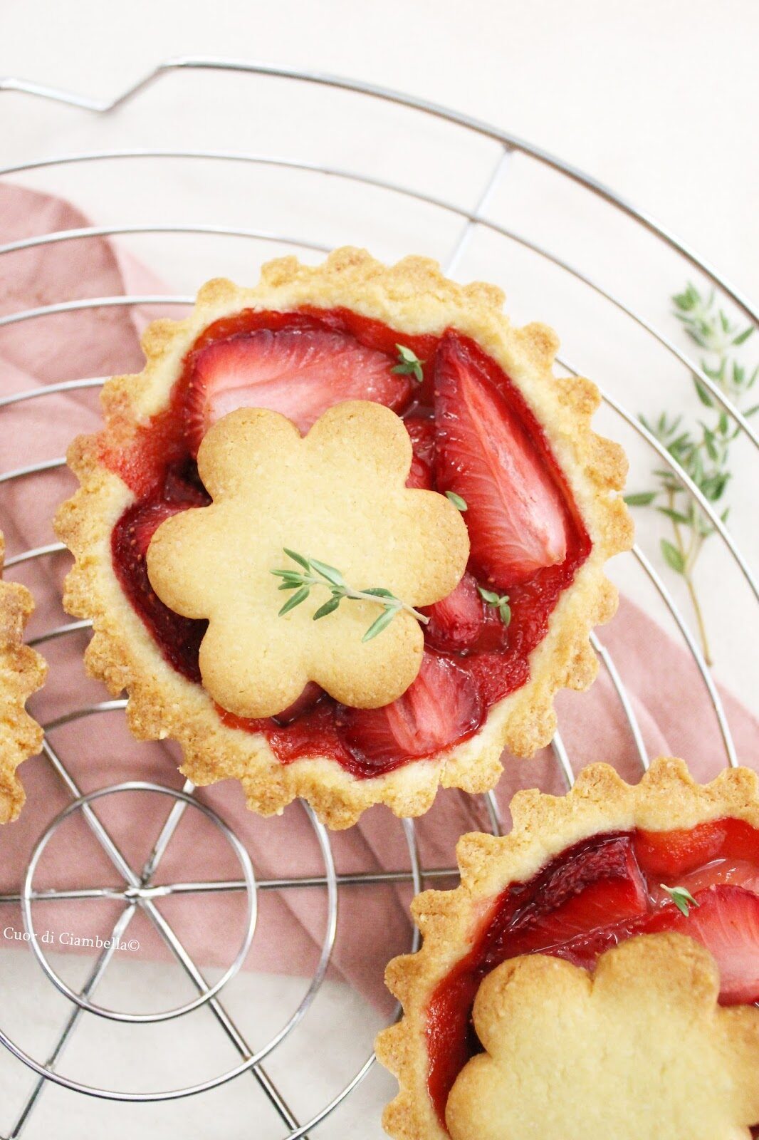 Crostatine alle fragole con frolla alle mandorle