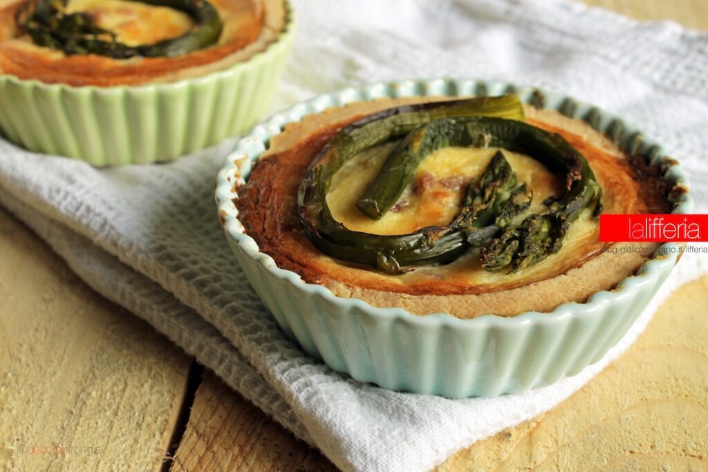 Crostatine con asparagi e pancetta affumicata