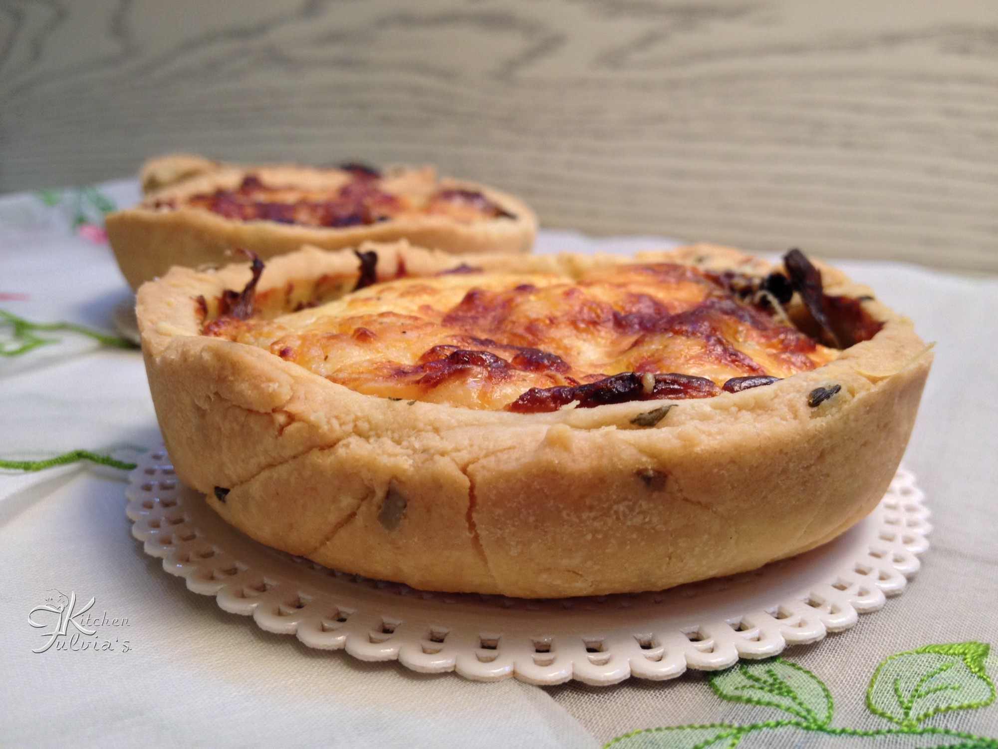 Crostatine con brisée all’erba cipollina con carciofi, caprino e panna