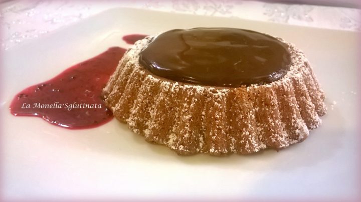 Crostatine con composta di mirtilli e ganache