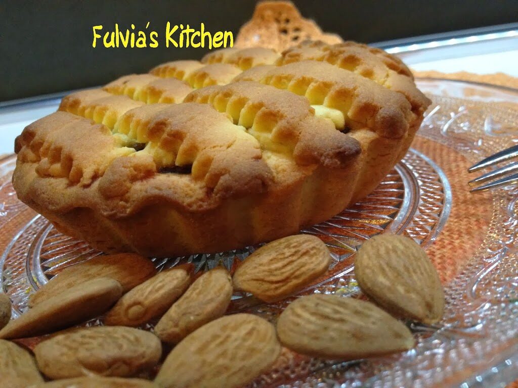 Crostatine con confettura di fichi e mandorle