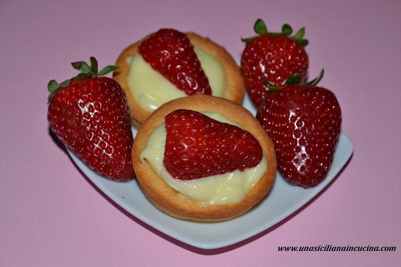 Crostatine con crema a limone e fragole