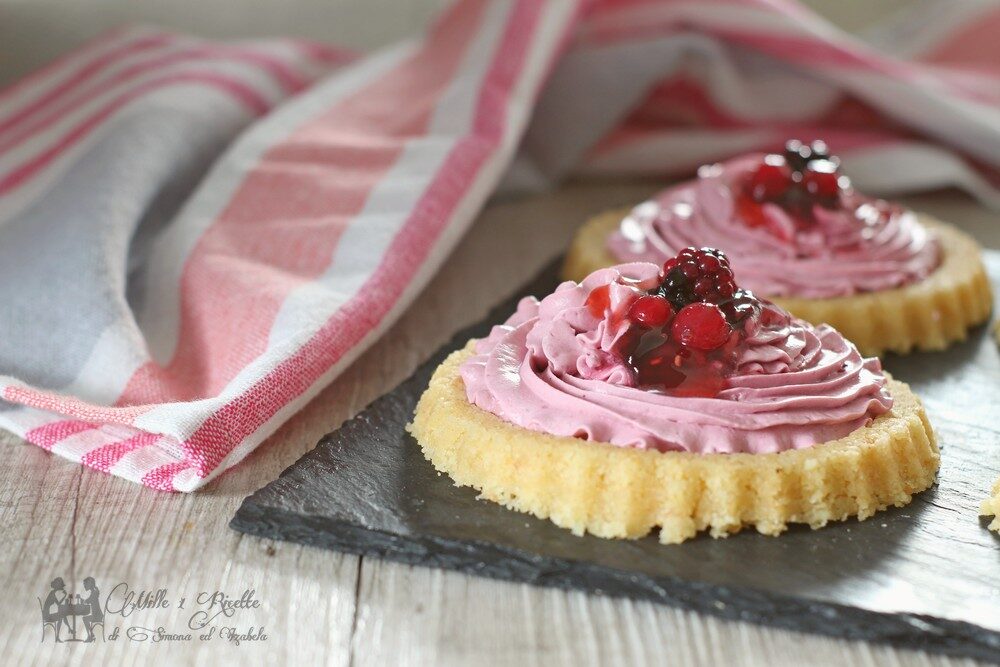 Crostatine con crema ai frutti rossi,senza cottura