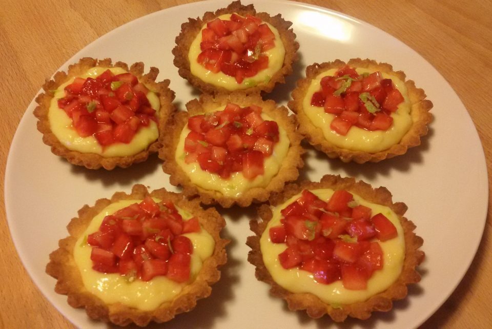 Crostatine con crema al lime e fragole