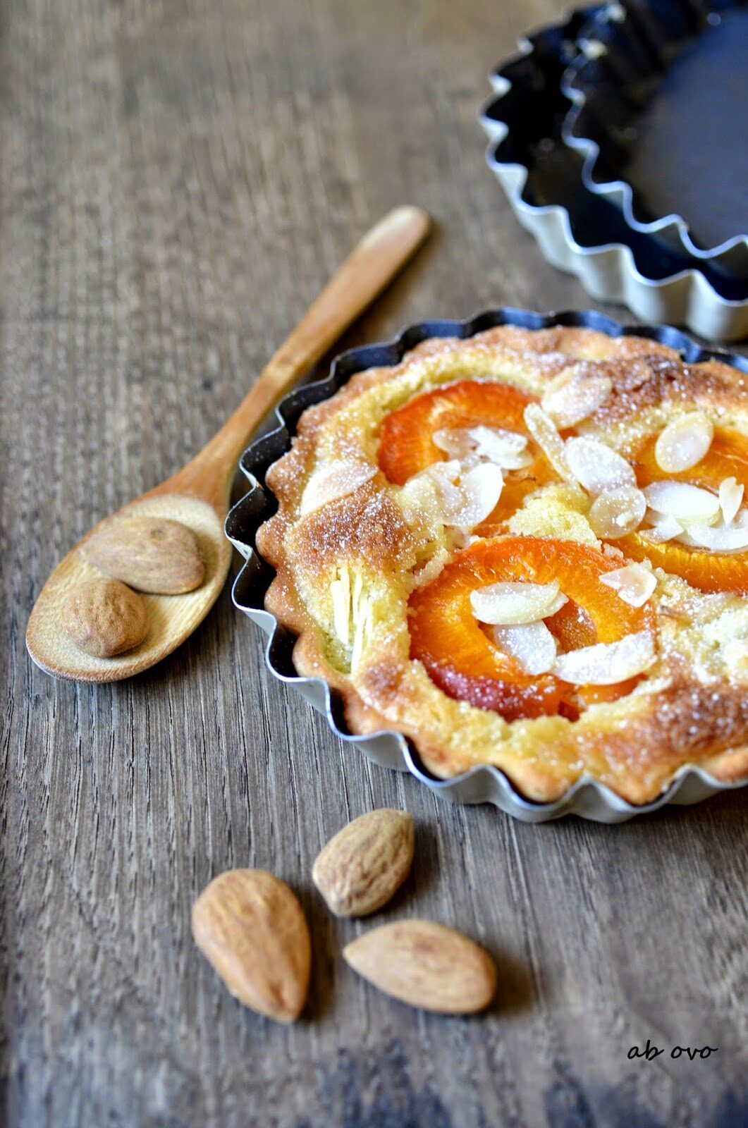 Crostatine con crema frangipane e albicocche