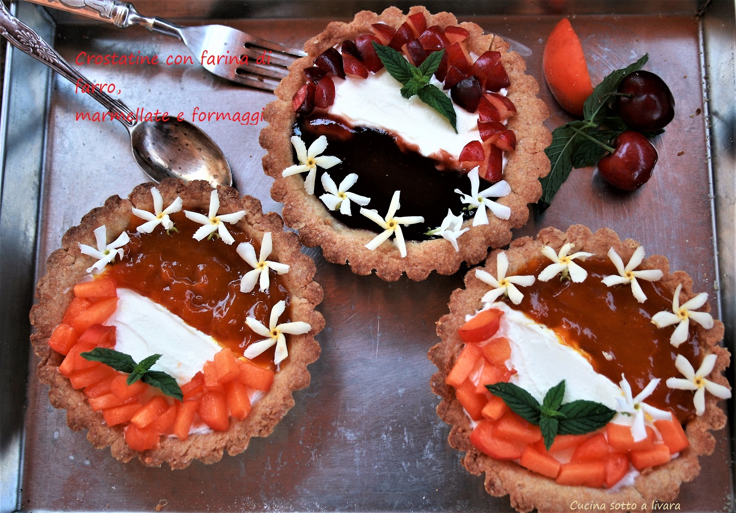 Crostatine con farina di farro , formaggio e confettura