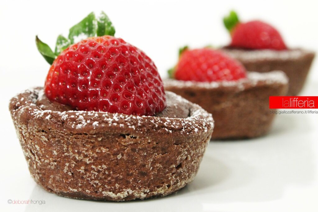Crostatine con fragole e cioccolato