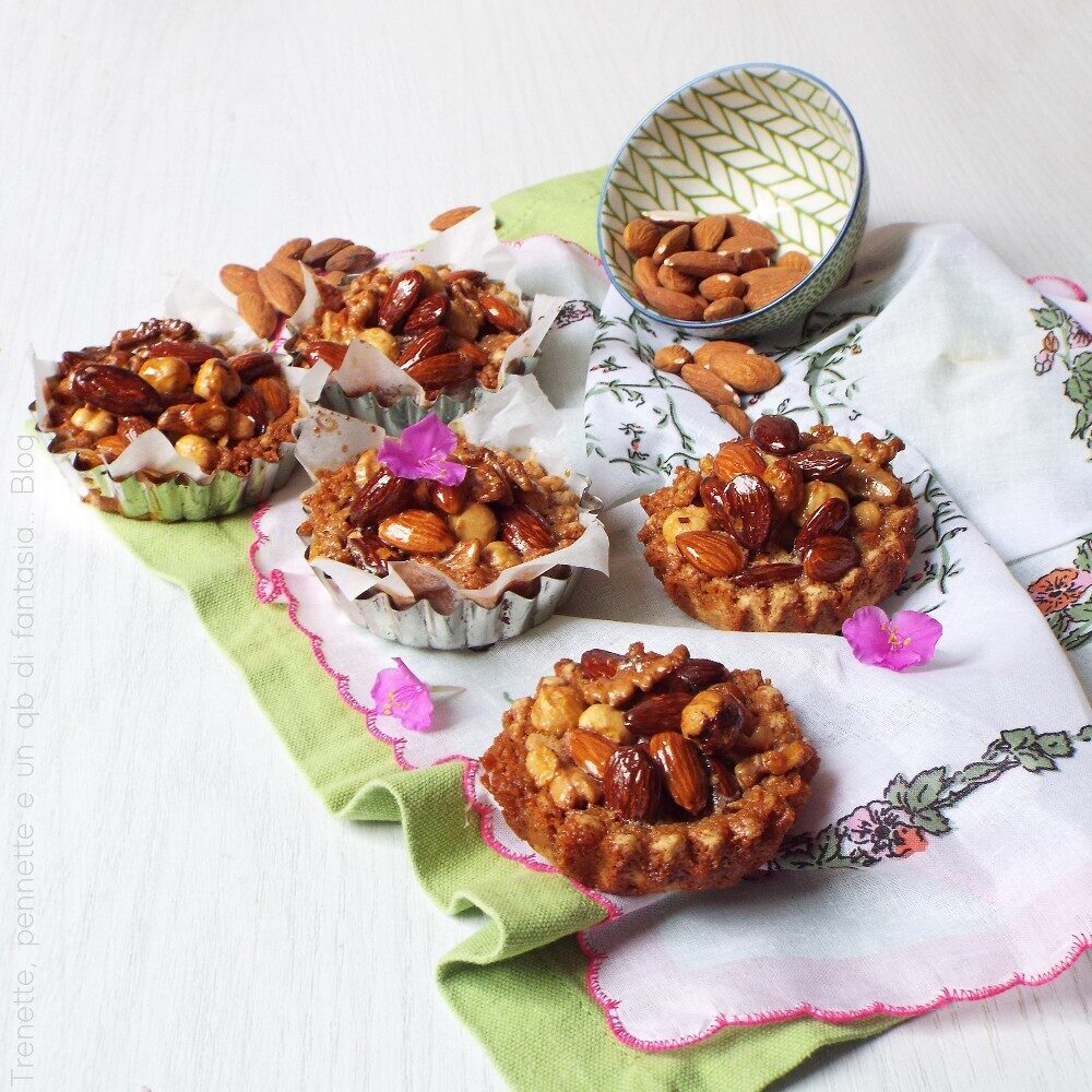 Crostatine con frutta secca e miele