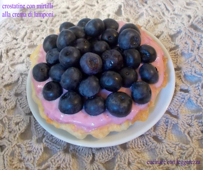 Crostatine con mirtilli alla crema di lamponi