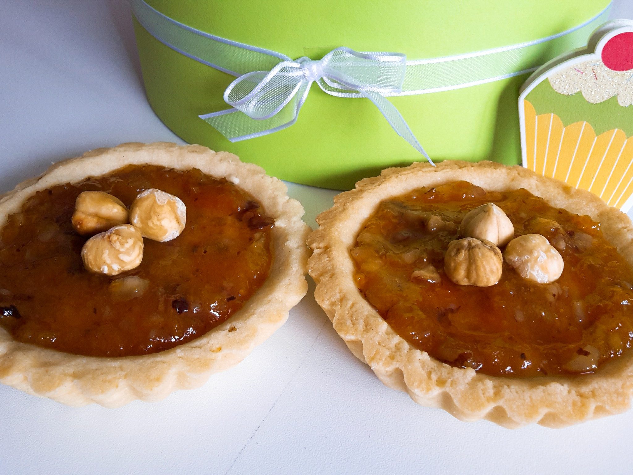 Crostatine di albicocche e nocciole