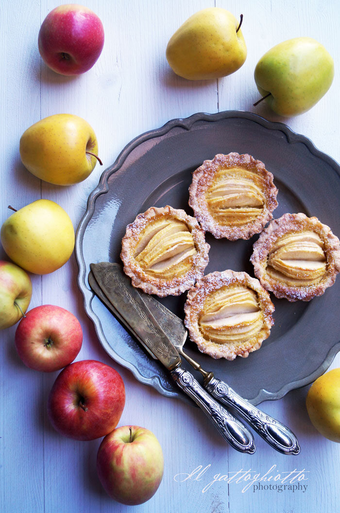 Crostatine di mele con crema alle mandorle