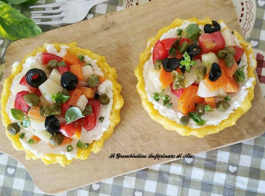 Crostatine di polenta con ricotta e patate estive