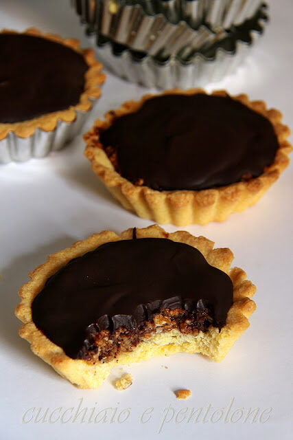Crostatine gluten free ripiene di frutta secca e ganache al fondente