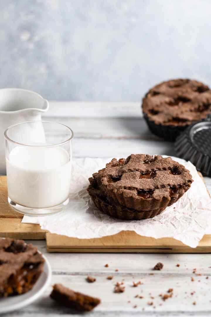 Crostatine integrali al cacao con confettura di albicocche
