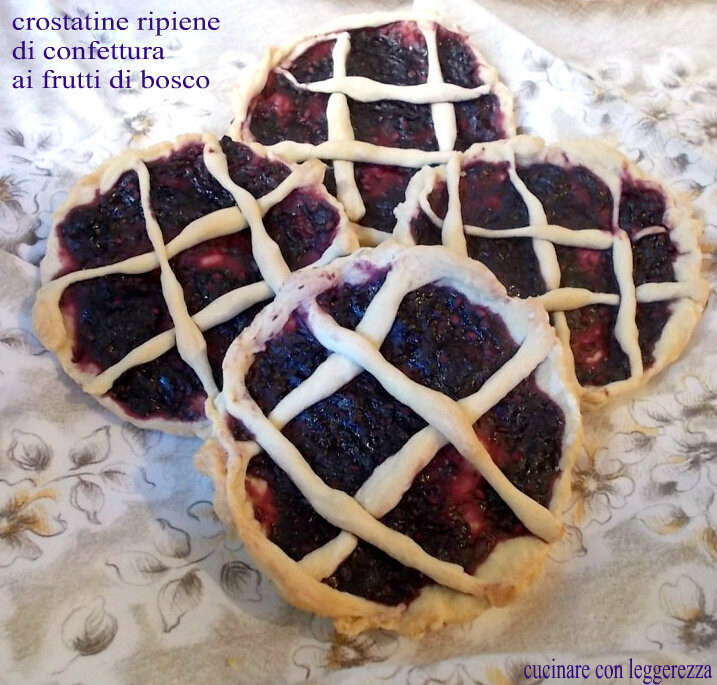 Crostatine ripiene di confettura ai frutti di bosco