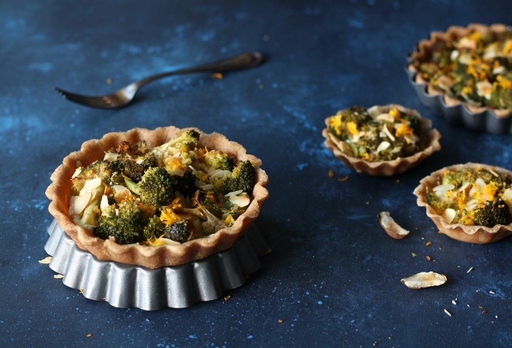Crostatine salate al farro con broccoli e mandorle