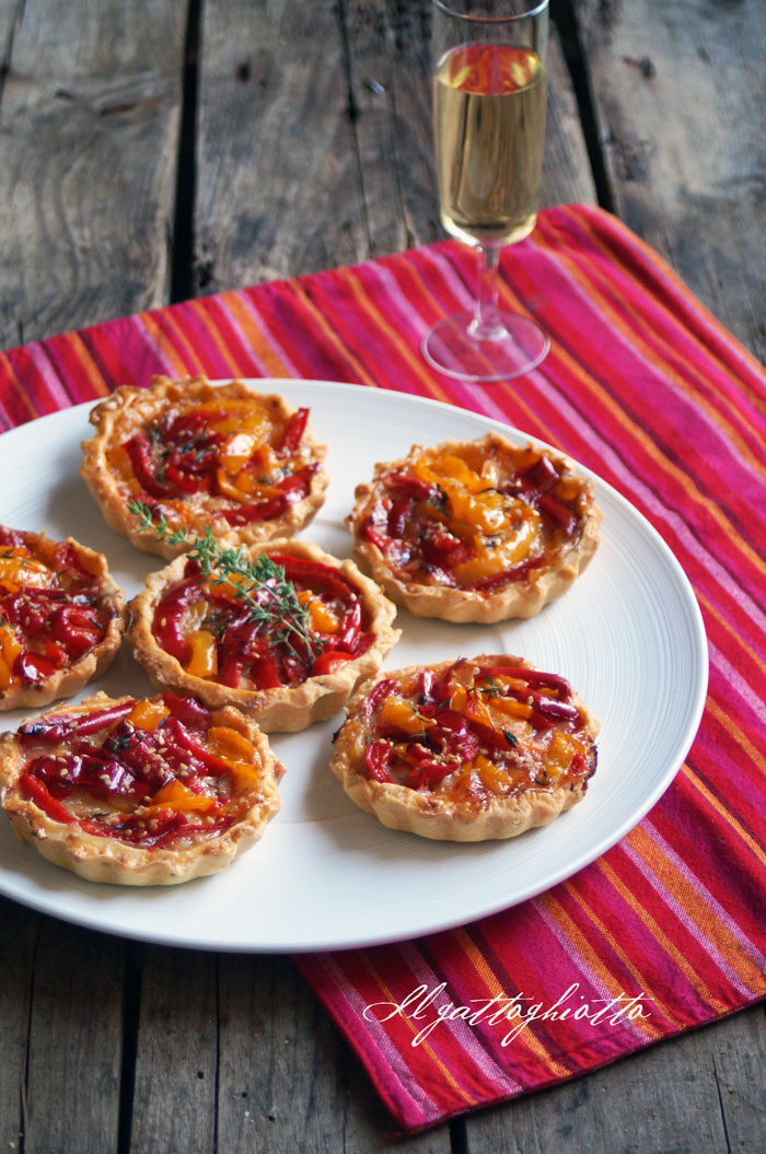 Crostatine (salate) con peperoni ed emmentaler