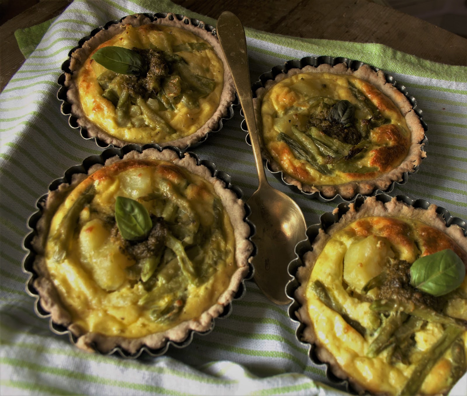 Crostatine salate di pasta al vino con verdure e formaggi