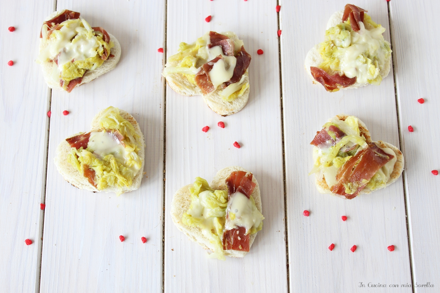 Crostini a cuore con verza filante