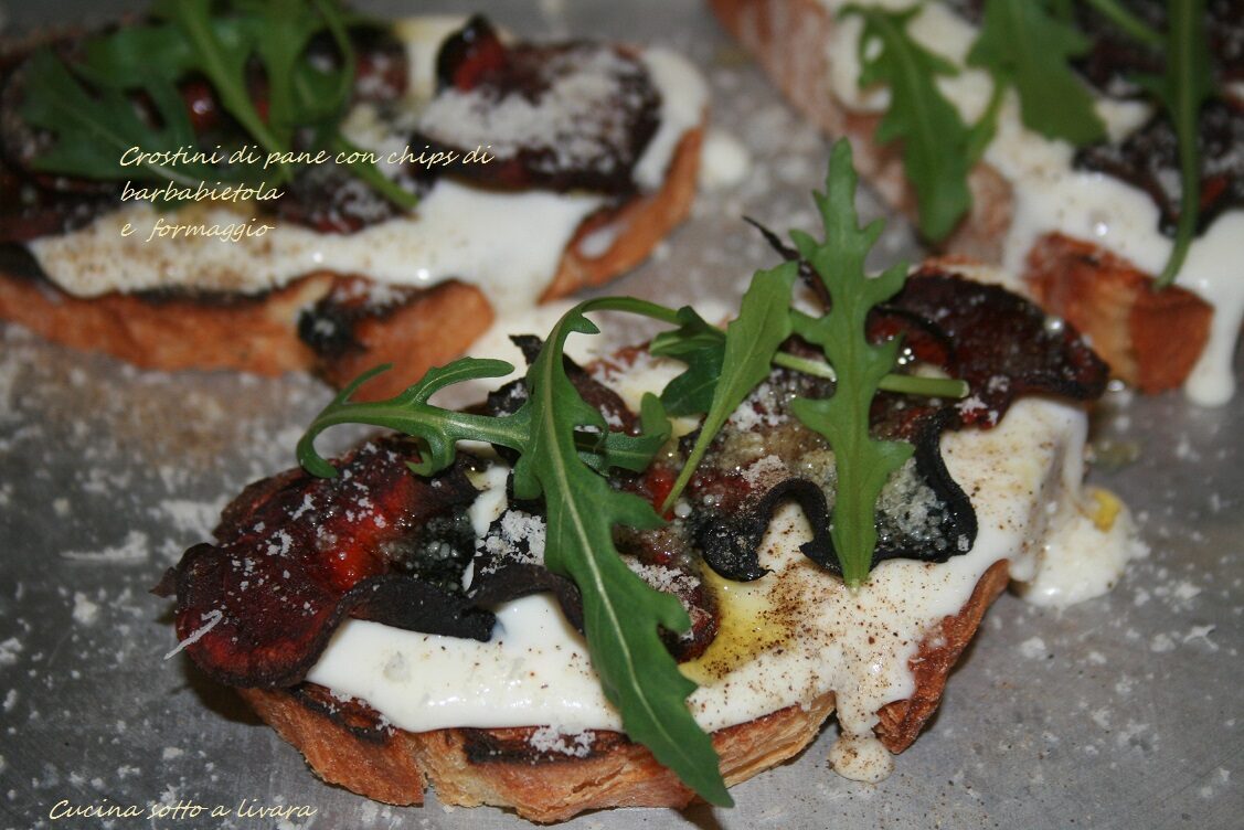 Crostini ai formaggi e chip di  rape rosse