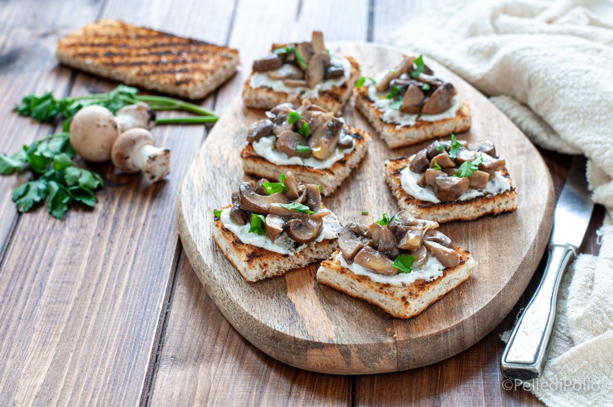 Crostini ai funghi con ricotta e olio al tartufo