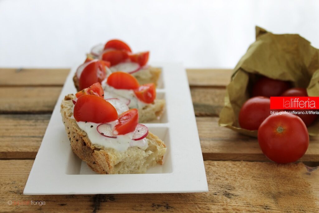 Crostini al formaggio di capra e pomodorini