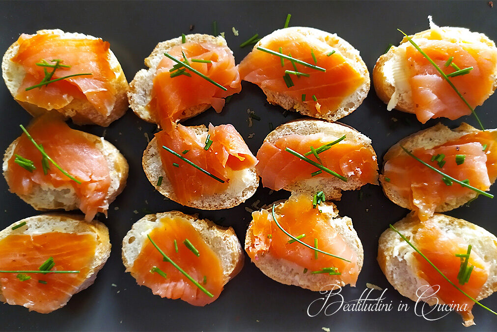 Crostini al salmone affumicato con limone ed erba cipollina