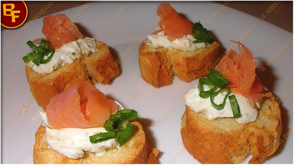 Crostini al salmone