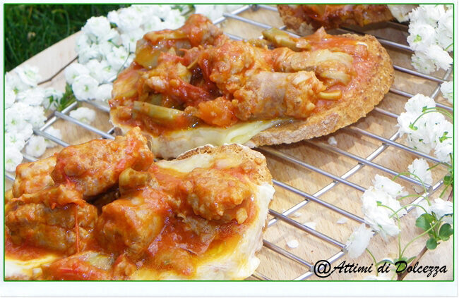 Crostini al sugo di carciofi e salsiccia