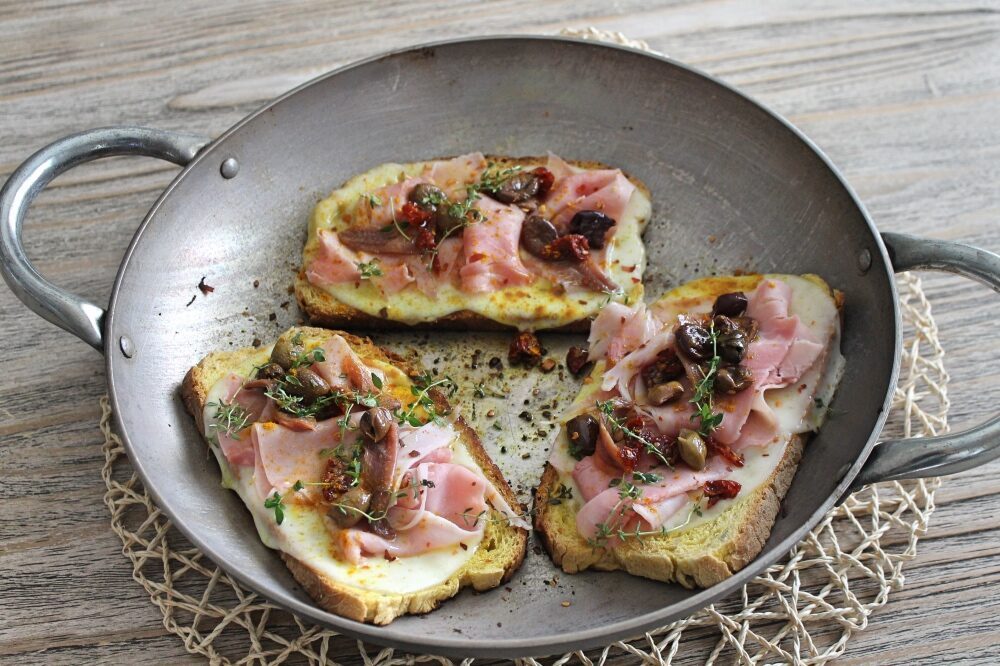 Crostini alla curcuma con provola e acciughe