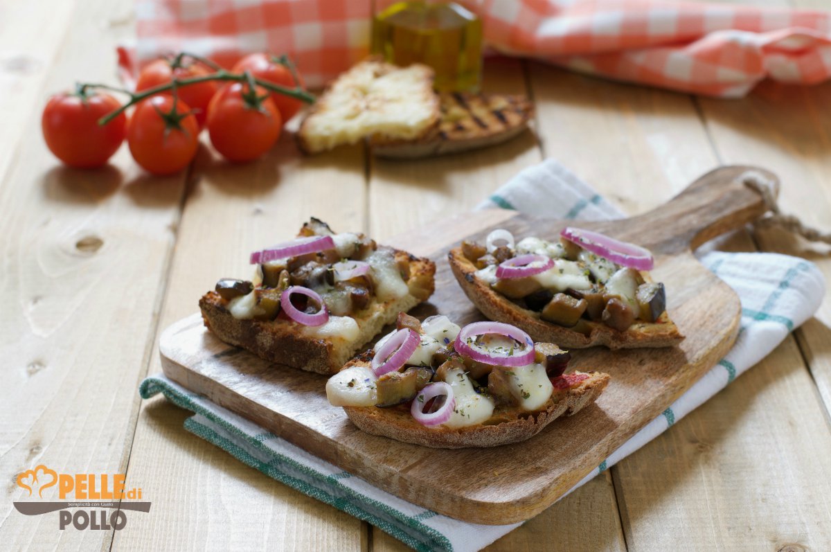 Crostini alle melanzane con mozzarella e pomodoro