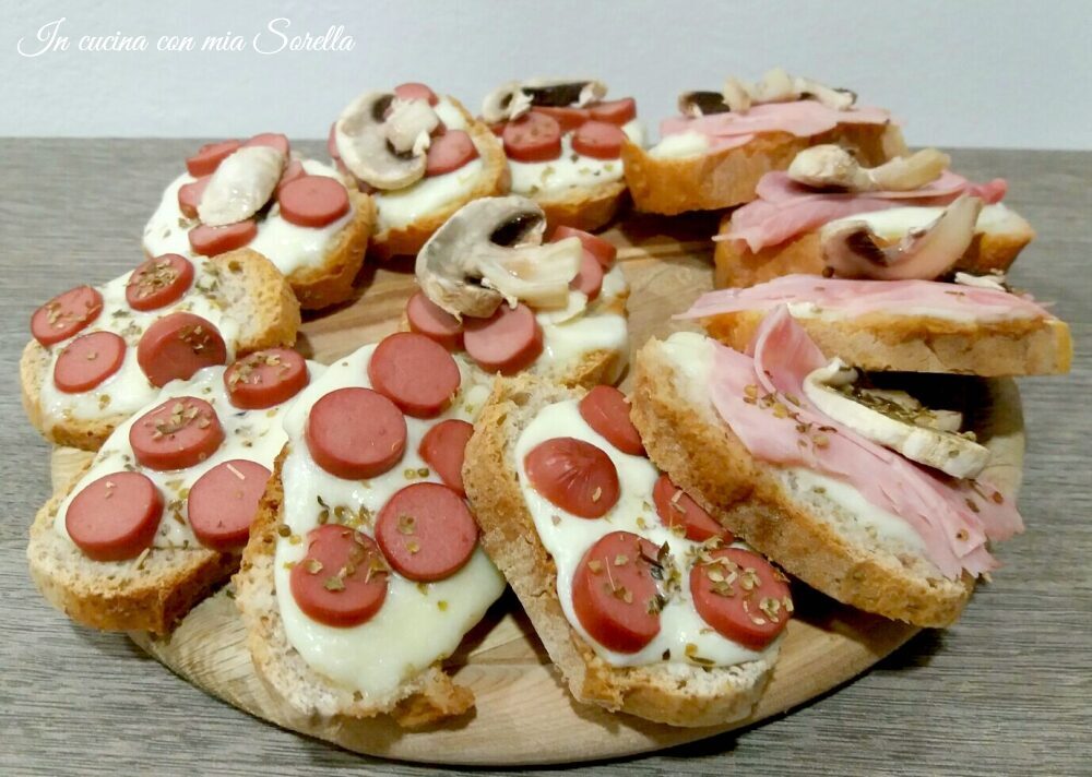 Crostini caldi misti sul tagliere