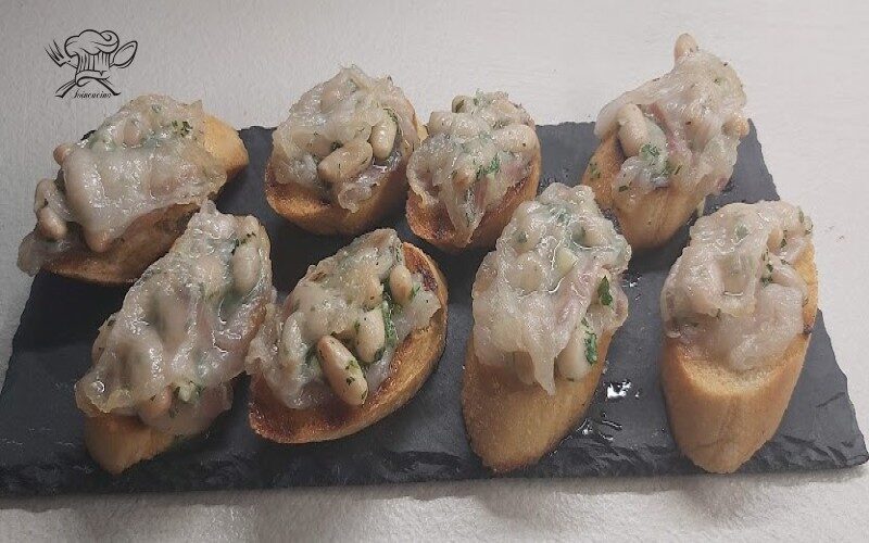 Crostini cannellini e lardo di arnad