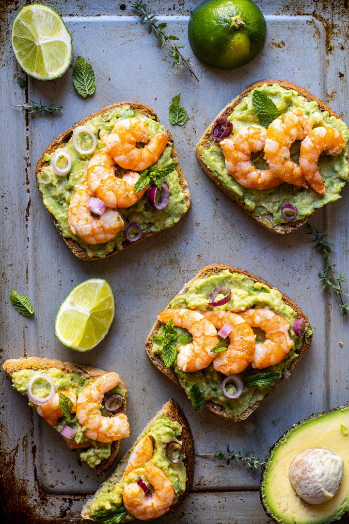Crostini con avocado e gamberi al lime