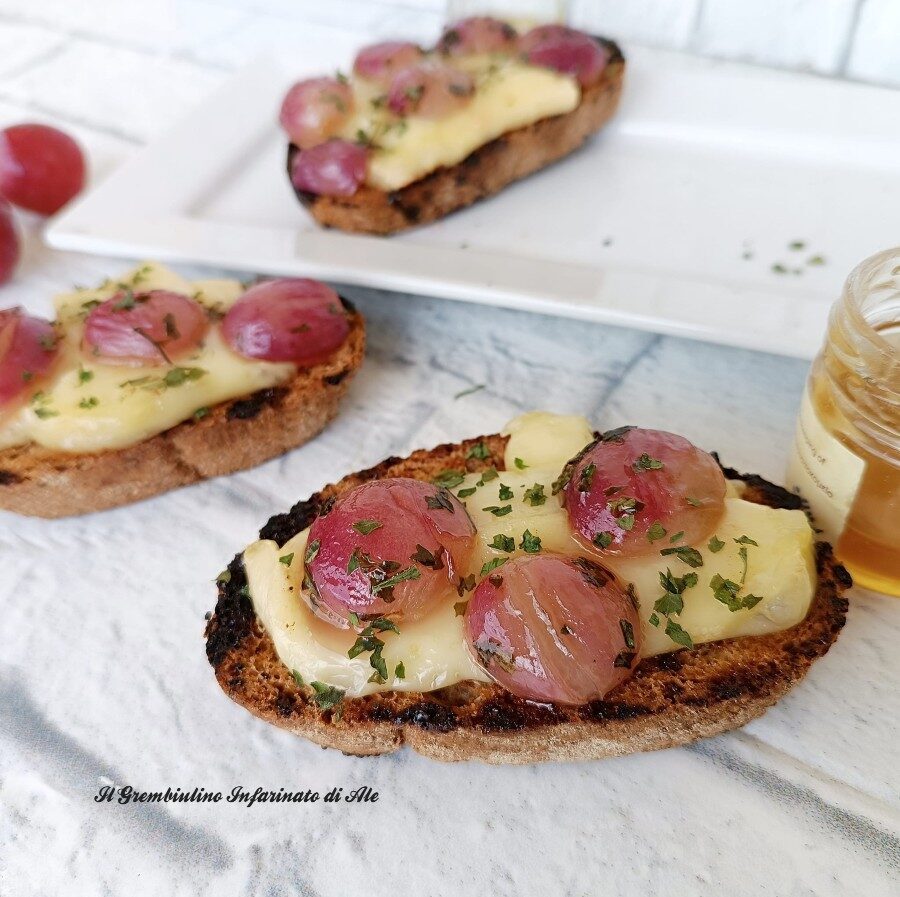 Crostini con brie ed uva caramellata