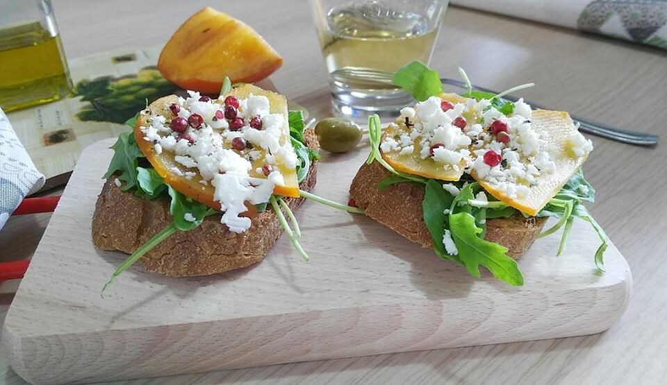Crostini con cachi mela e feta greca