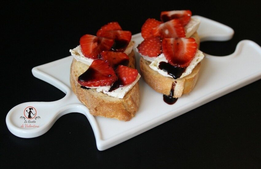 Crostini con caprino, fragole e aceto balsamico