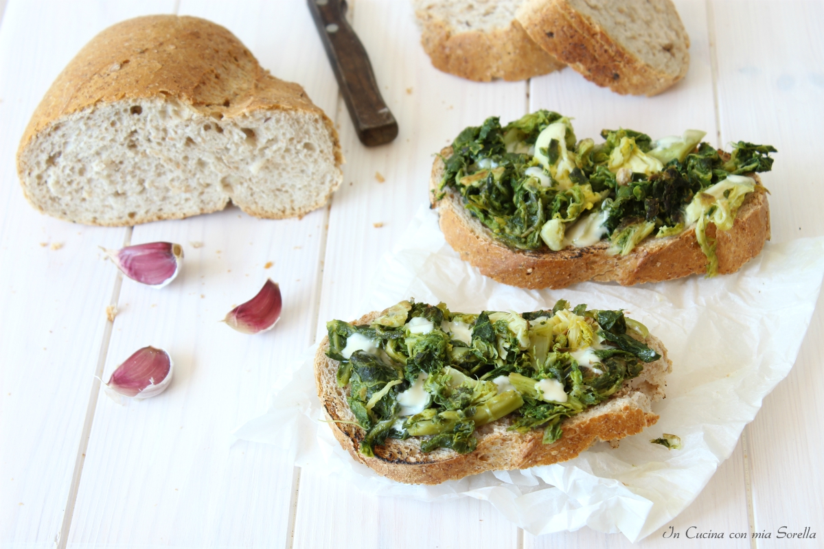 Crostini con cavolo e formaggio