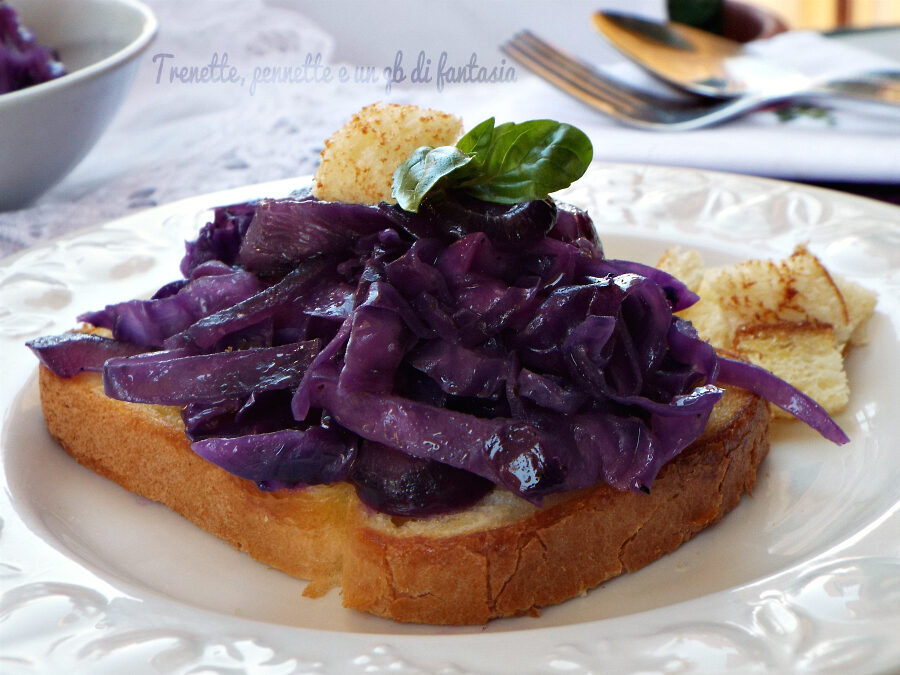 Crostini con cavolo viola e zenzero