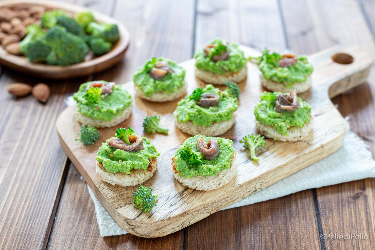 Crostini con crema di broccoli e alici