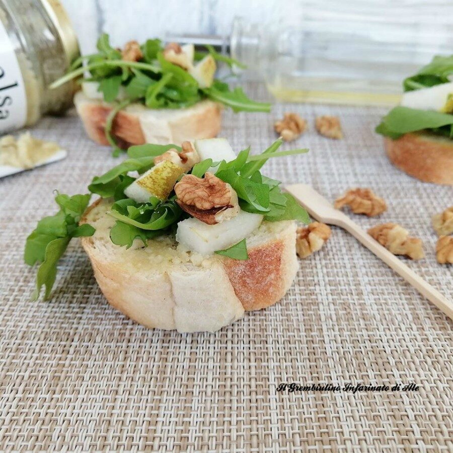 Crostini con crema di pecorino, noci,pere e miele