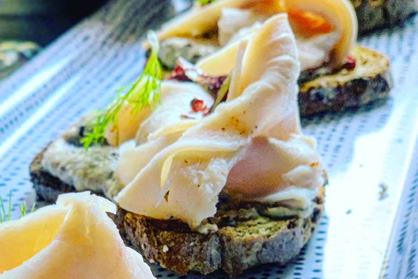 Crostini con crema di radicchio tardivo, tonno e tacchino arrosto