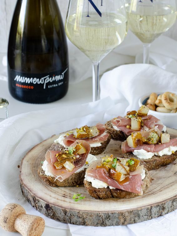 Crostini con crema di ricotta prosciutto crudo e pere