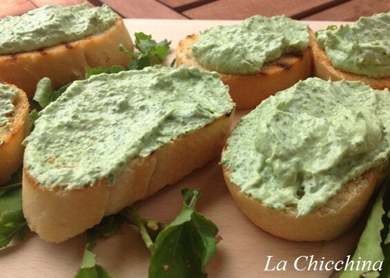 Crostini con crema di rucola