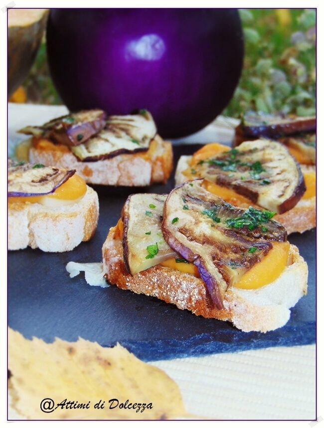 Crostini con crema di zucca e melanzane marinate