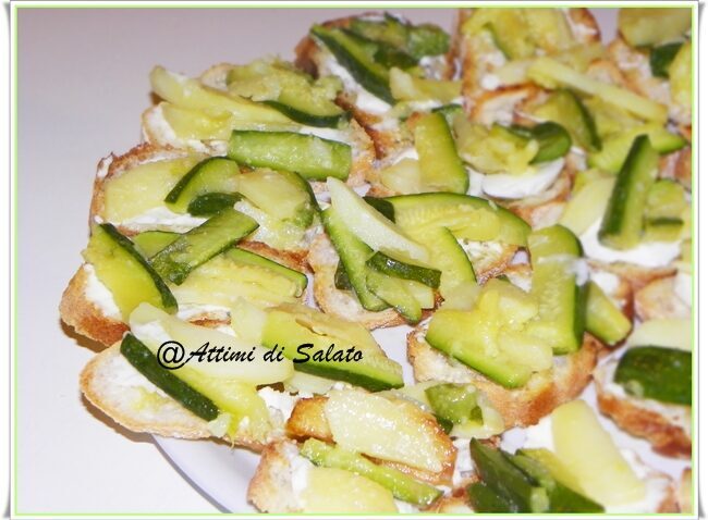 Crostini con crescenza zucchine e patate