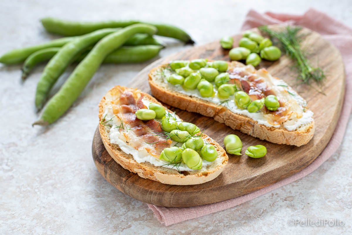 Crostini con fave e guanciale