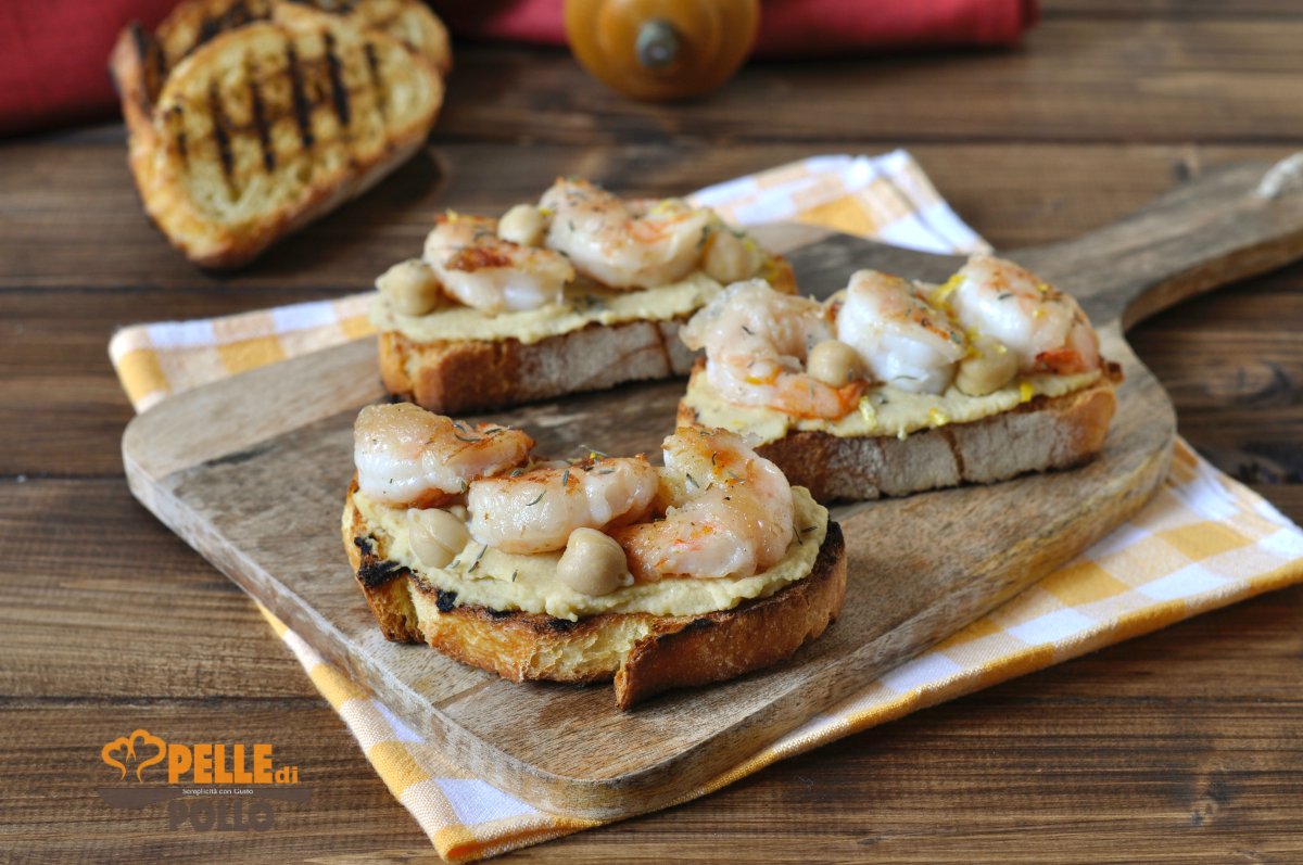 Crostini con gamberi, ceci e lardo