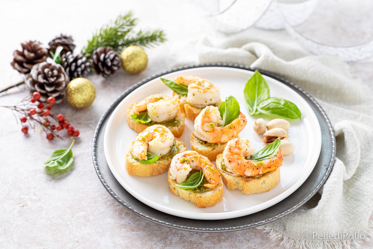 Crostini con gamberi e pesto di pistacchi