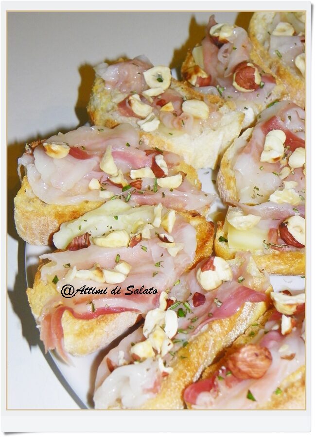 Crostini con lardo e nocciole